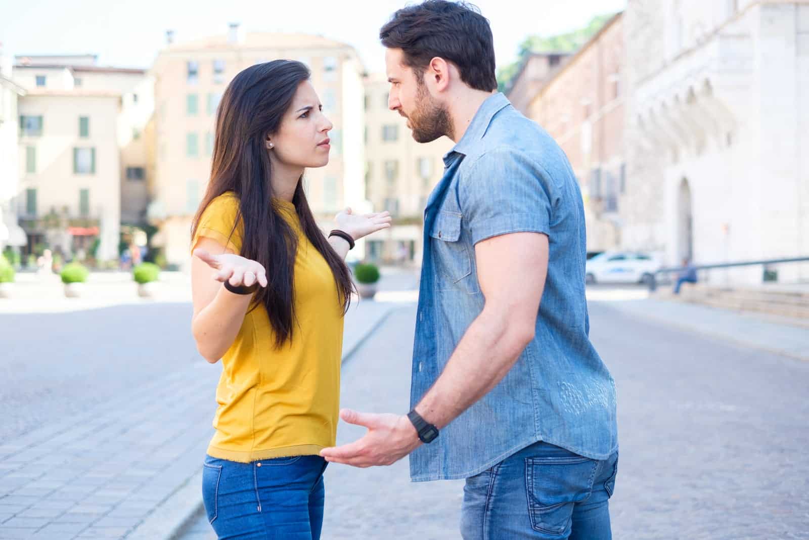 una joven pareja discutiendo en la calle
