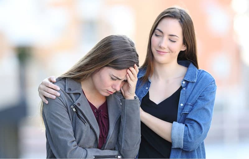 mala mujer hipócrita consolando a su triste amiga 