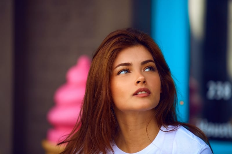 mujer con camiseta blanca mirando hacia arriba