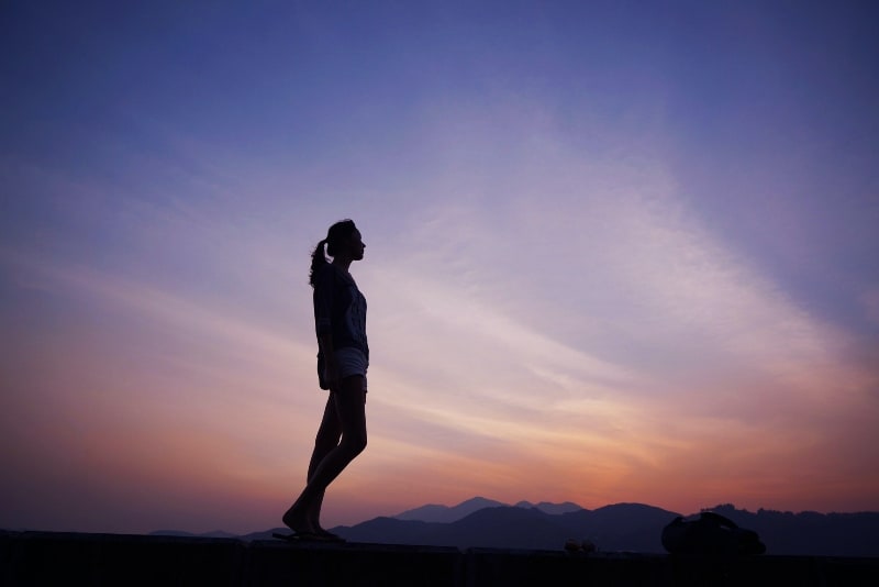 donna in piedi all'aperto durante il tramonto