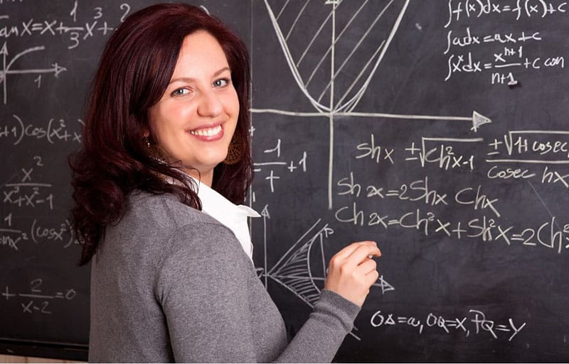 donna insegnante a scuola che risolve un problema matematico