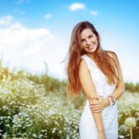 mulher sorridente com vestido branco