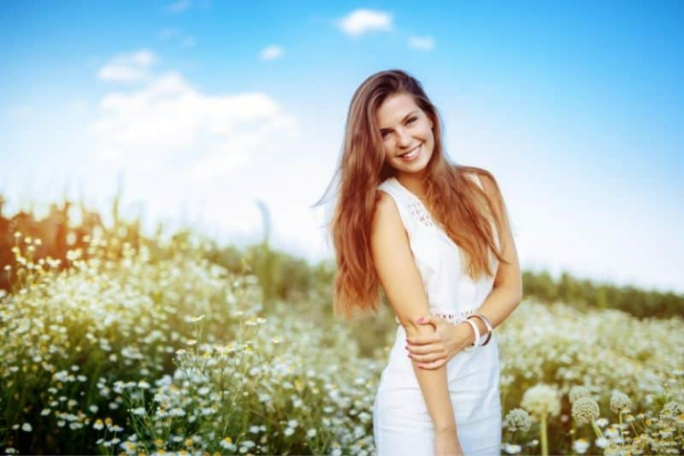 donna sorridente in abito bianco