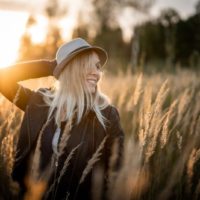 mulher feliz com o campo de pé no campo