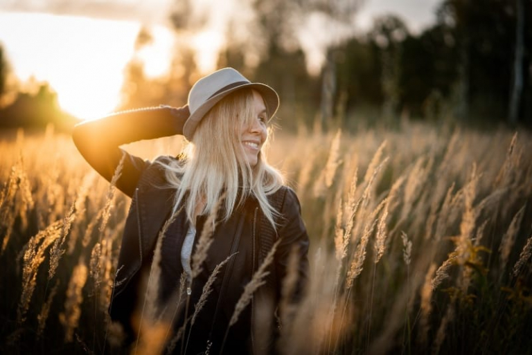 mujer feliz con campo de pie en el campo