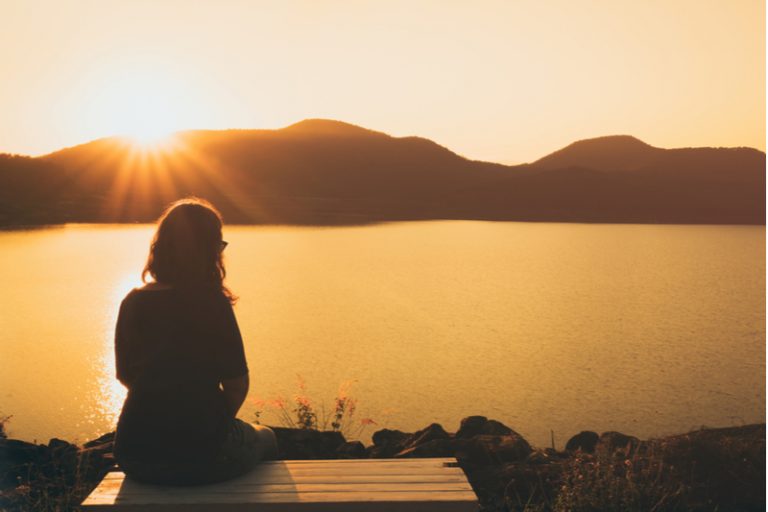silhouette di una donna seduta da sola in un concetto di solitudine
