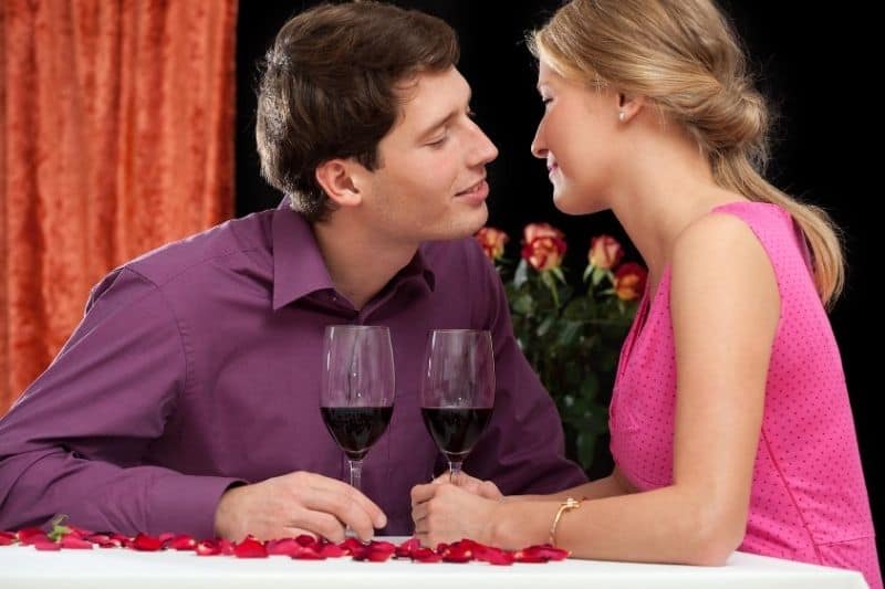 bella coppia che celebra l'anniversario di matrimonio su una data di cena in procinto di baciare