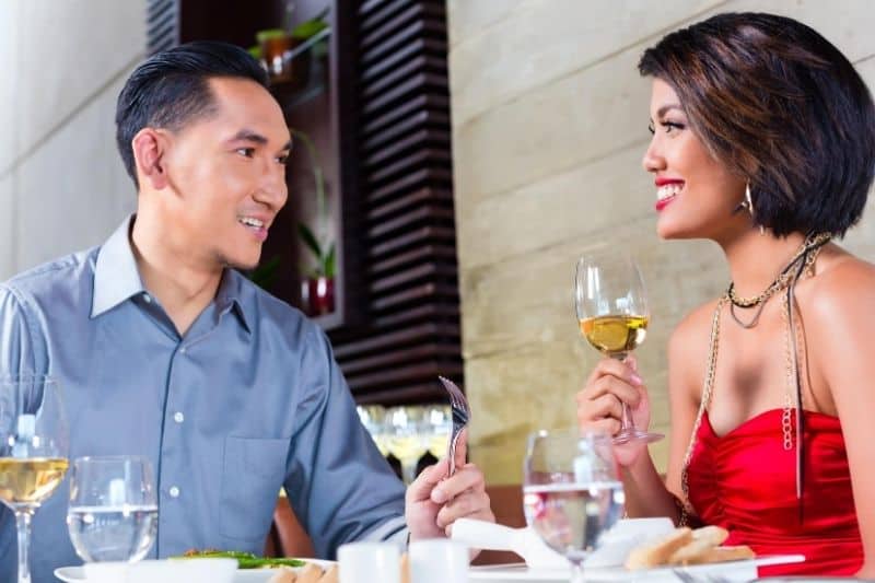 pareja cena con vino y buena comida en un restaurante
