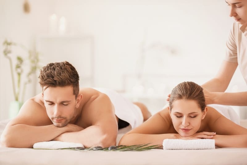 hombre y mujer recibiendo un masaje durante el día