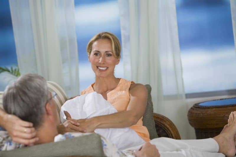 pareja madura hablando en un ambiente relajado