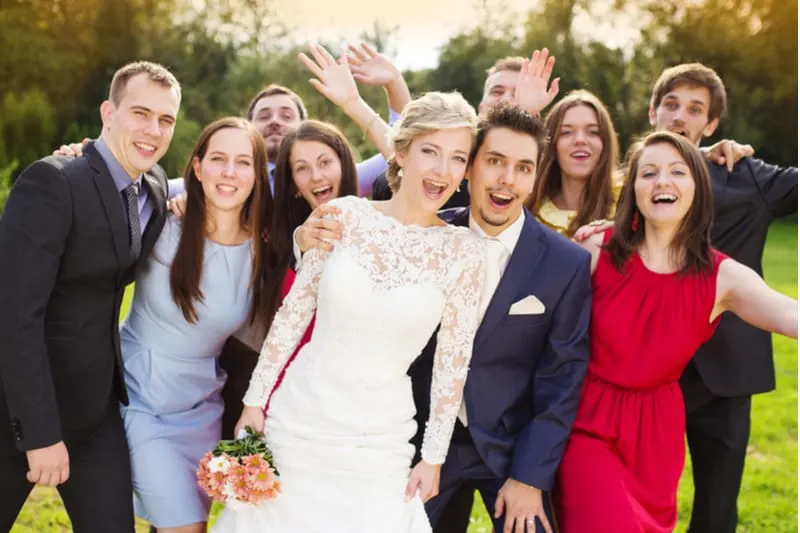 picture of a wedding couple and friends posing with happiness