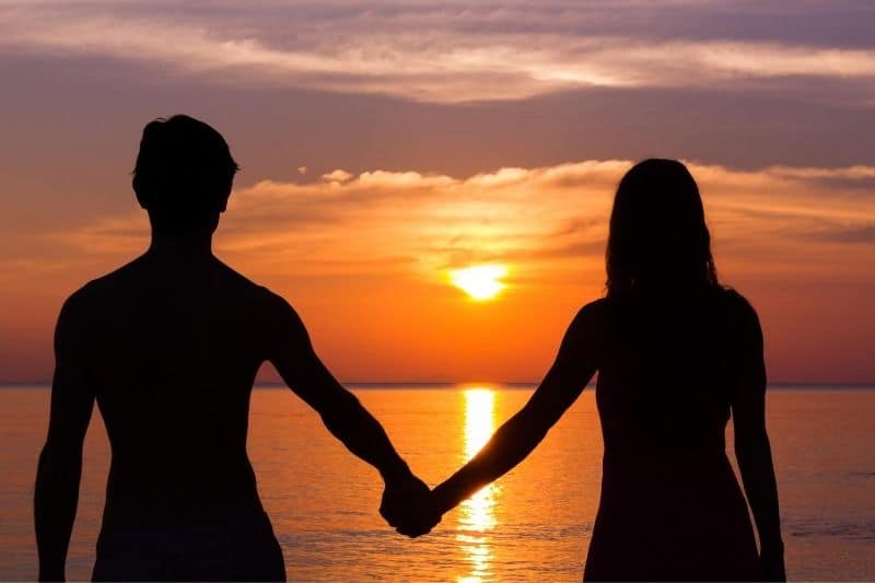 romantico giorno di San Valentino fotografia di due amanti che si tengono per mano in silhouette 