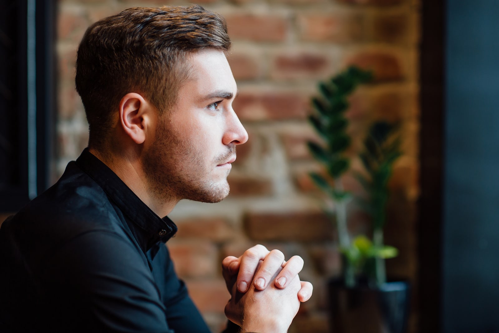 uomo serio che guarda in lontananza