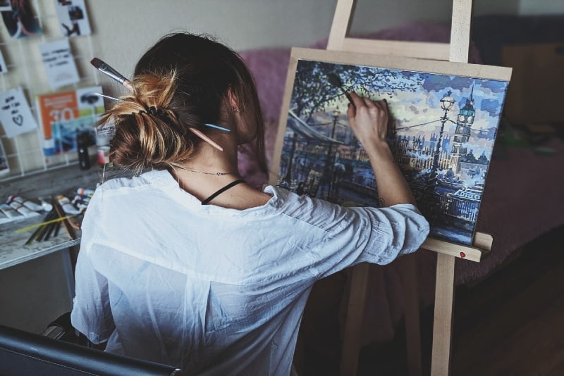 mujer con camisa blanca pintura