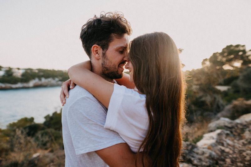 casal a abraçar-se