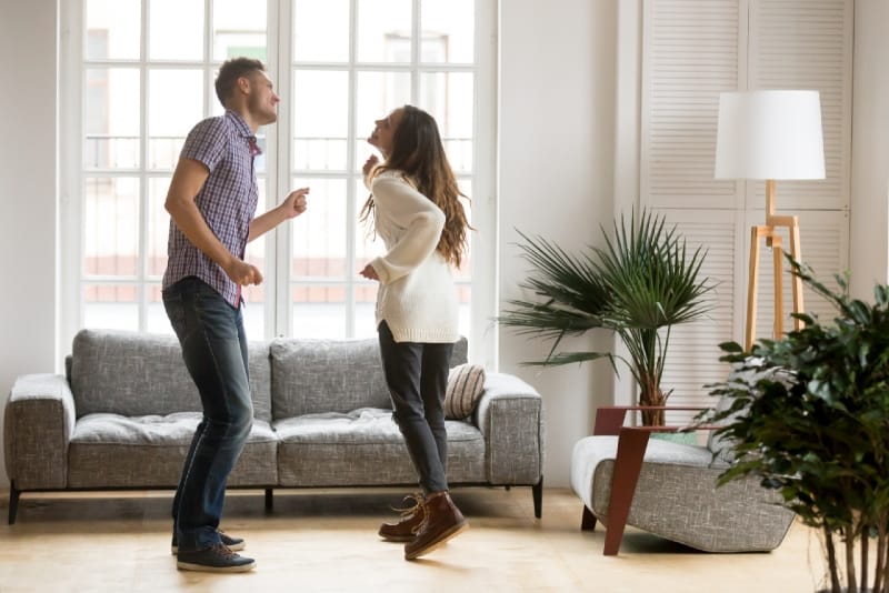 hombre y mujer bailando en casa