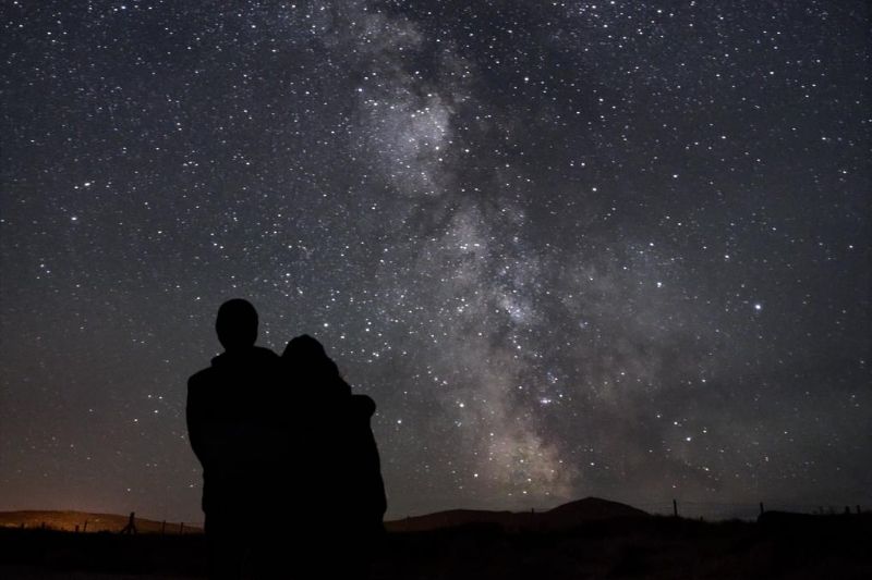 Coppia che guarda le stelle in un'estate romantica a Dingle, Irlanda
