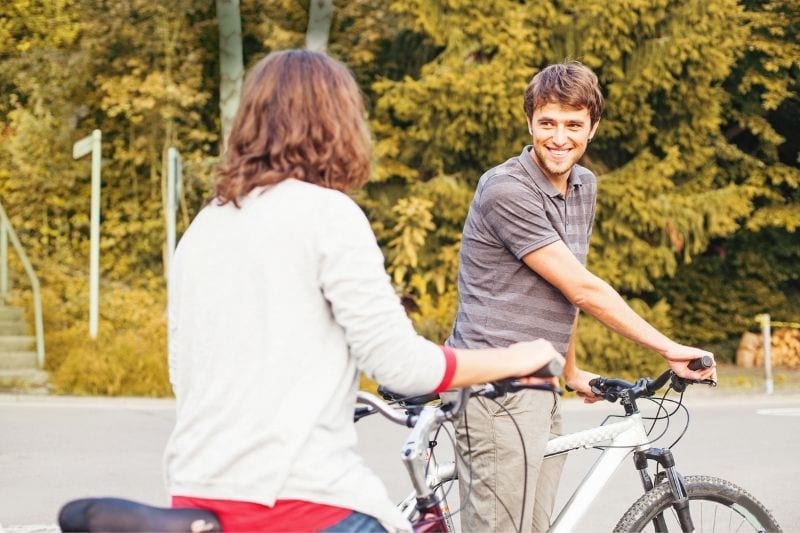 uomo e donna in bicicletta come hobby comune nel parco