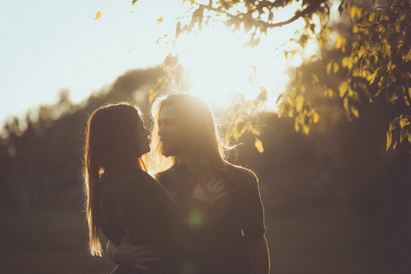 uomo che tiene una donna per la vita durante il giorno