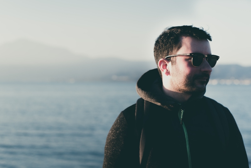 hombre con gafas de sol cerca del agua