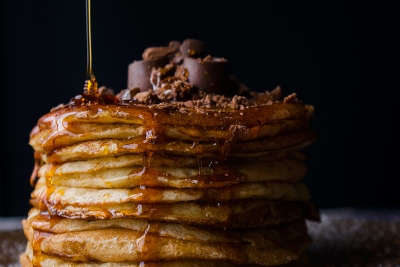 mucchio di frittelle con miele