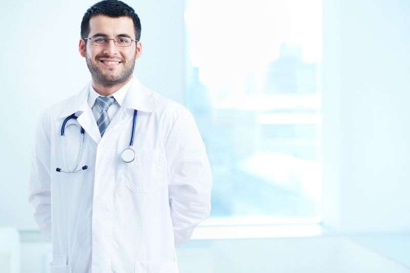 retrato de un médico de pie con el estetoscopio al cuello