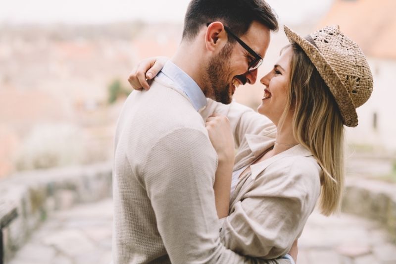 amor verdadeiro almas gémeas íntimas no parque e felizes