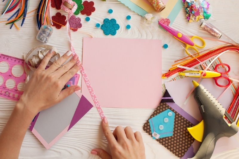 mujer haciendo scrapbooking en la mesa