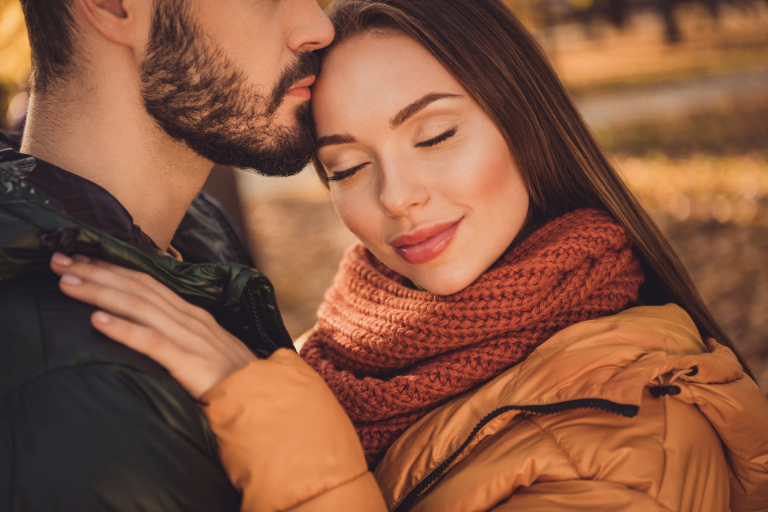 joven linda pareja abrazando
