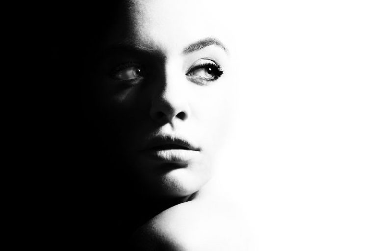 retrato de mujer en blanco y negro