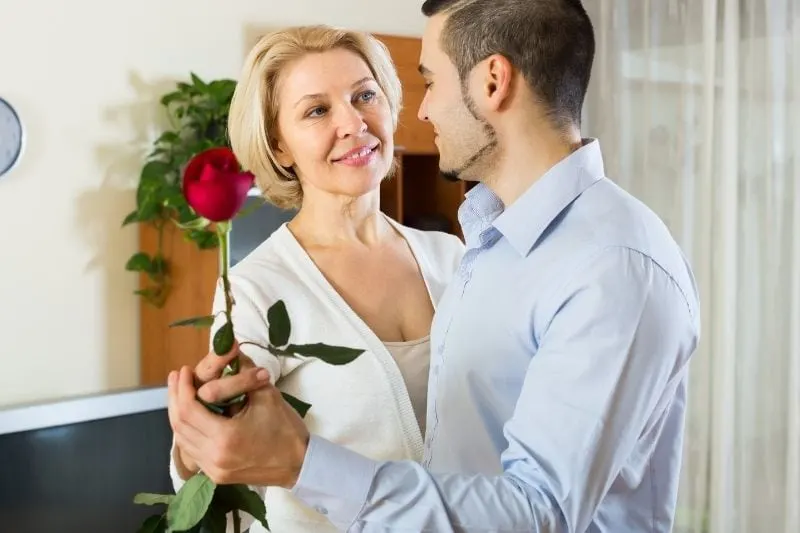 25 Signs A Younger Man Likes An Older Woman & Genuine Reasons Why
