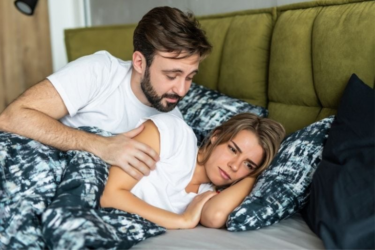 la mujer ofendida no habla con su marido mientras está en la cama