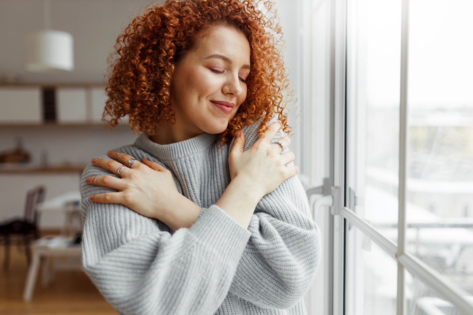 donna che pratica l'amore per se stessa