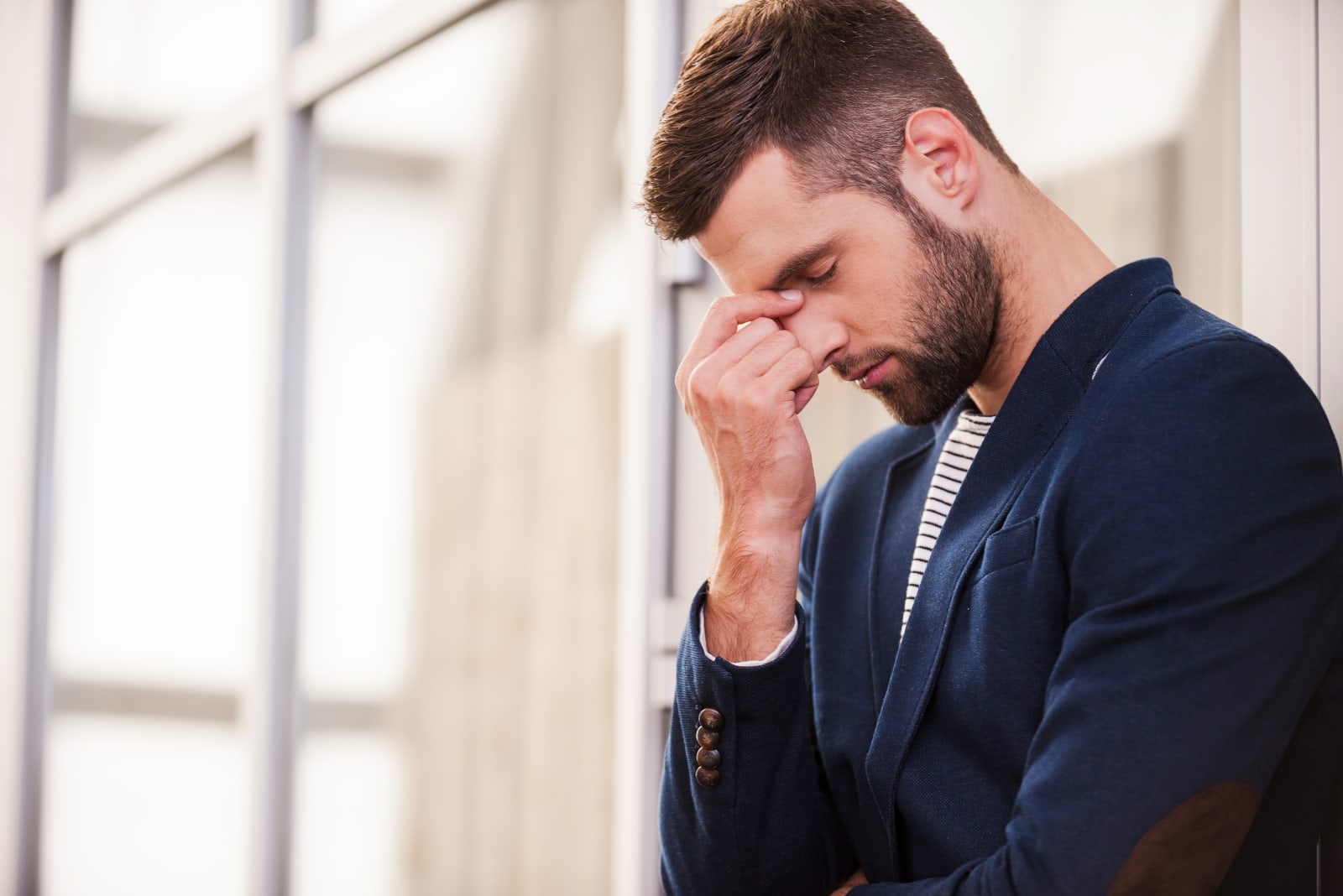 un hombre que tiene dolor de cabeza