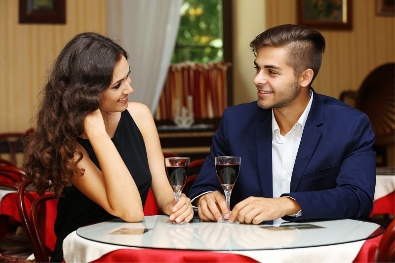 cuplu care bea vin în timpul unei întâlniri la cină într-un restaurant