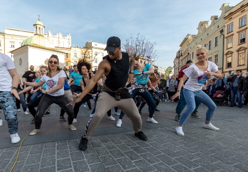 gruppo di persone che balla in piazza