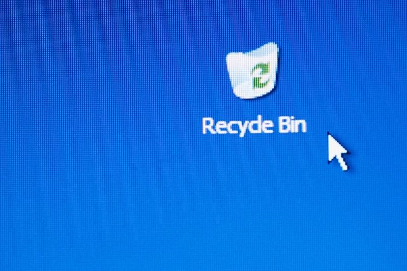 icona del cestino e cursore sullo schermo blu del computer 