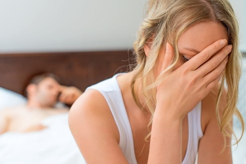 coppia sconvolta che ha problemi di sesso seduti a letto