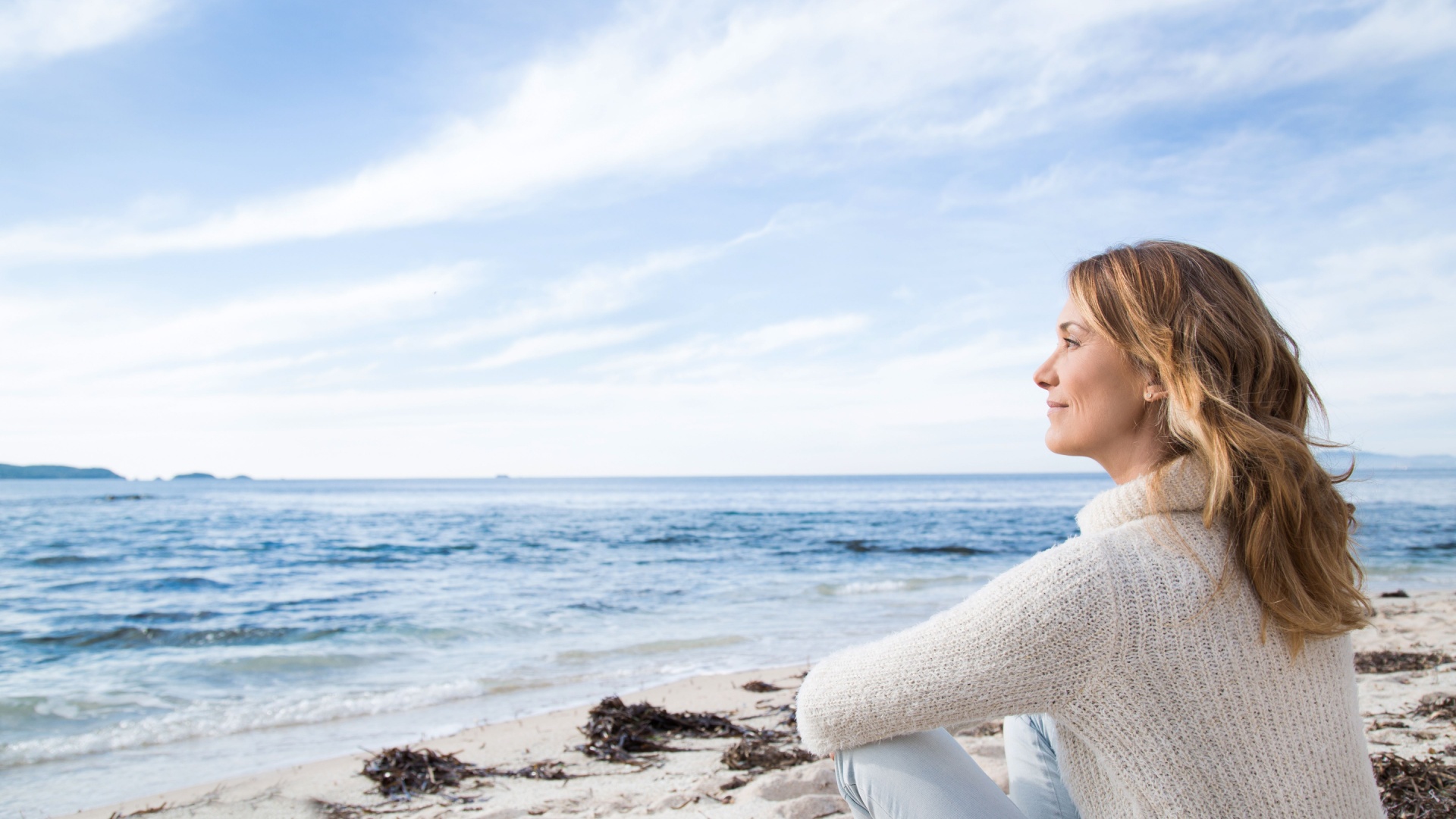 donna che guarda l'oceano