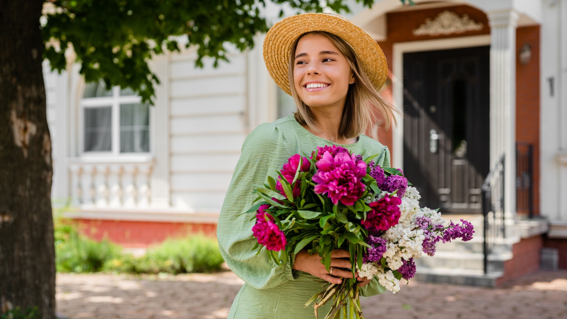 donna felice con fiori in mano