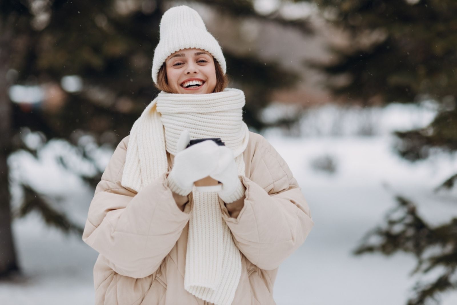 mujer feliz sobre la nieve