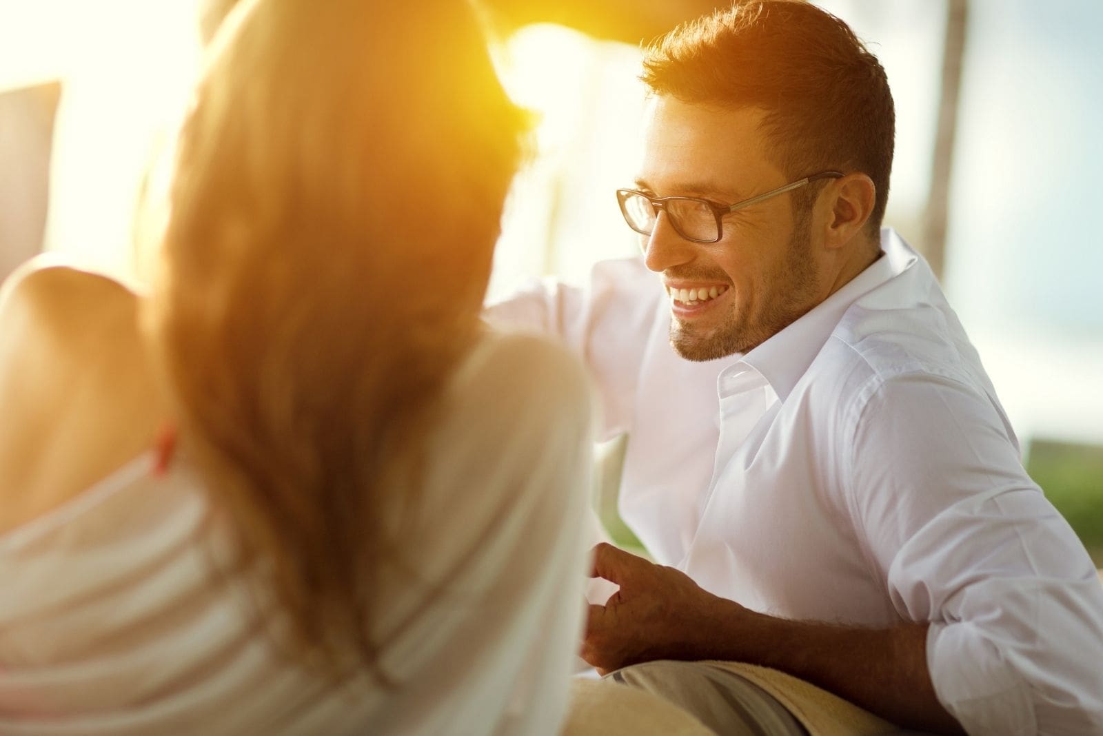 homem alegre a falar com uma mulher a sorrir e a descontrair