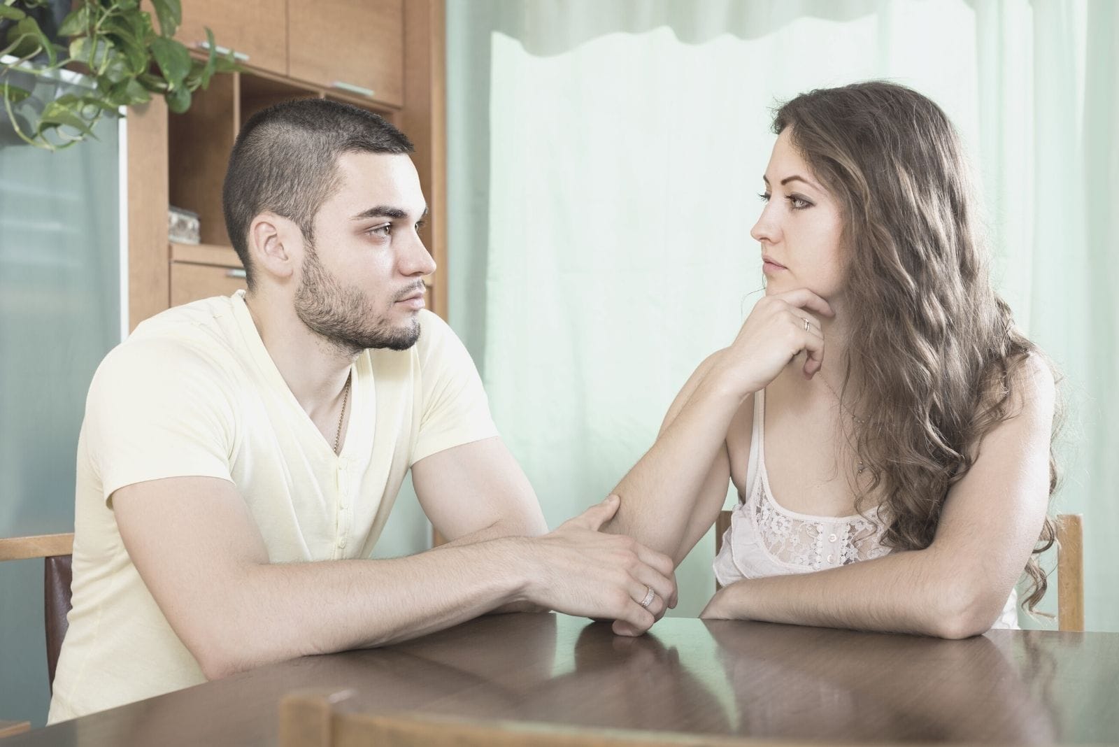 coppia che parla seriamente nella sala da pranzo della casa