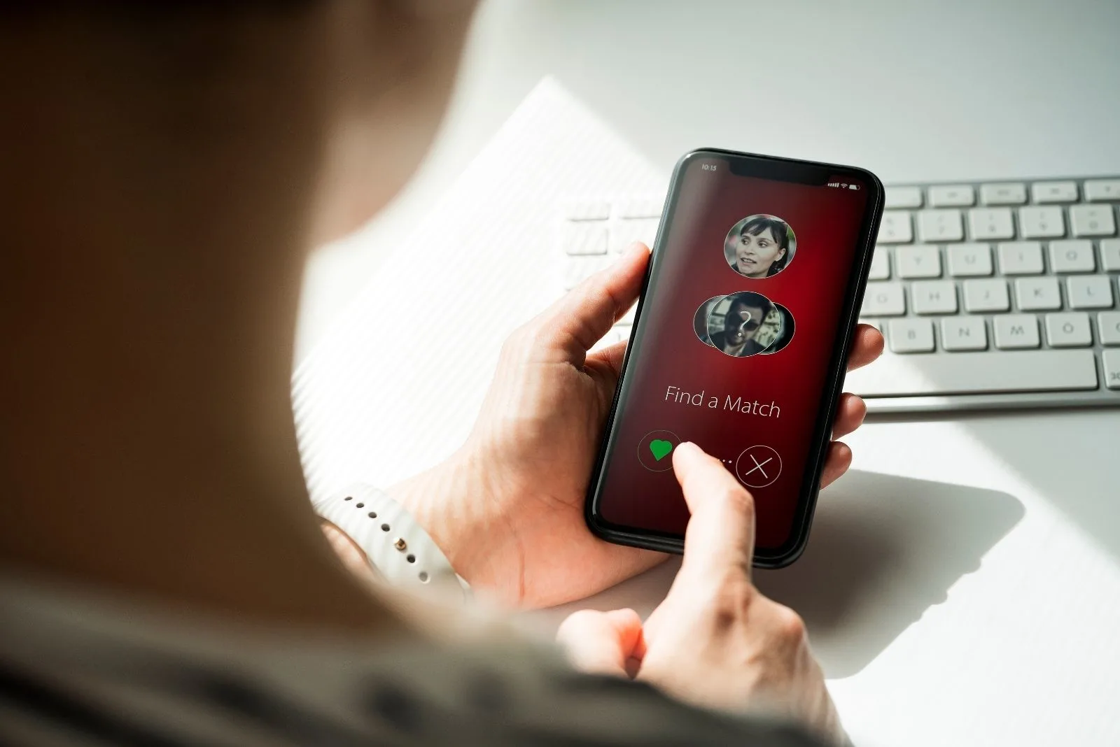 online dating application on the smarphone of the woman 