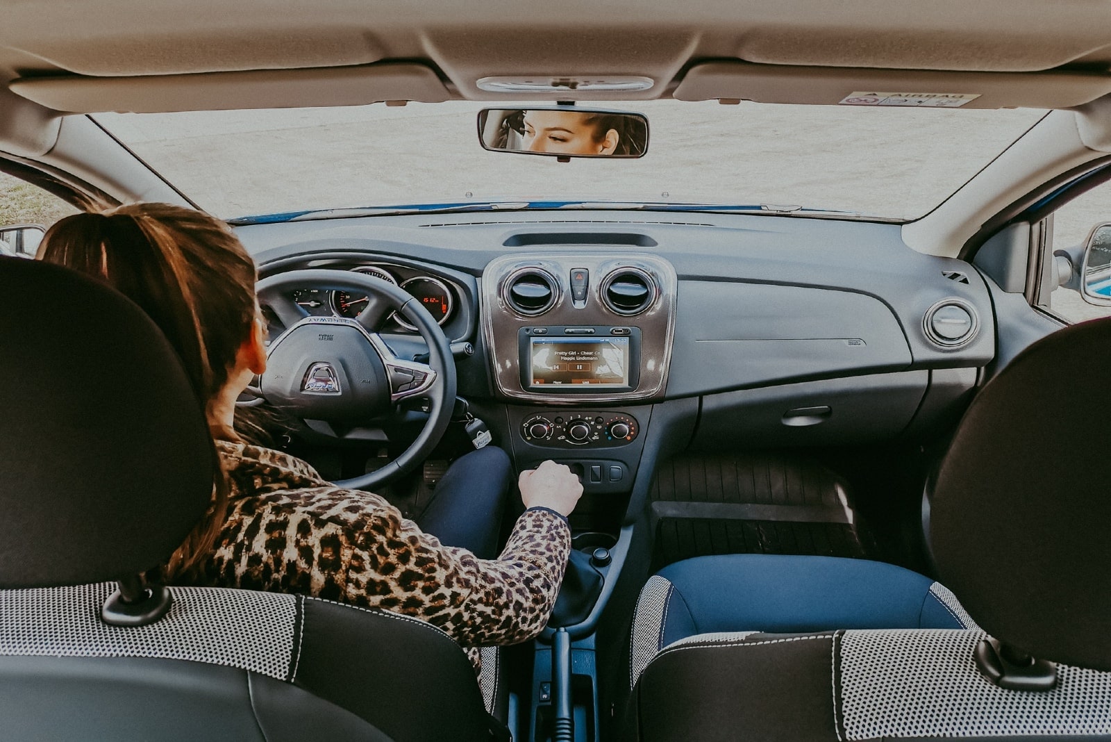 mujer conduciendo un coche durante el día
