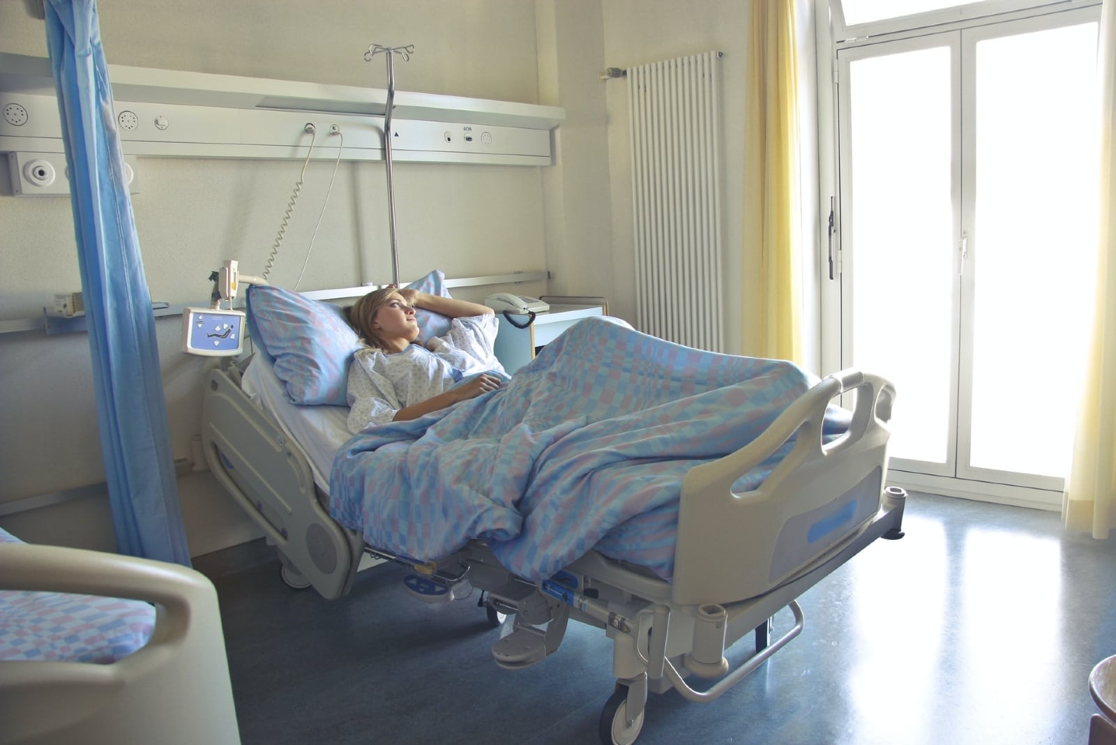 donna sdraiata in un letto d'ospedale