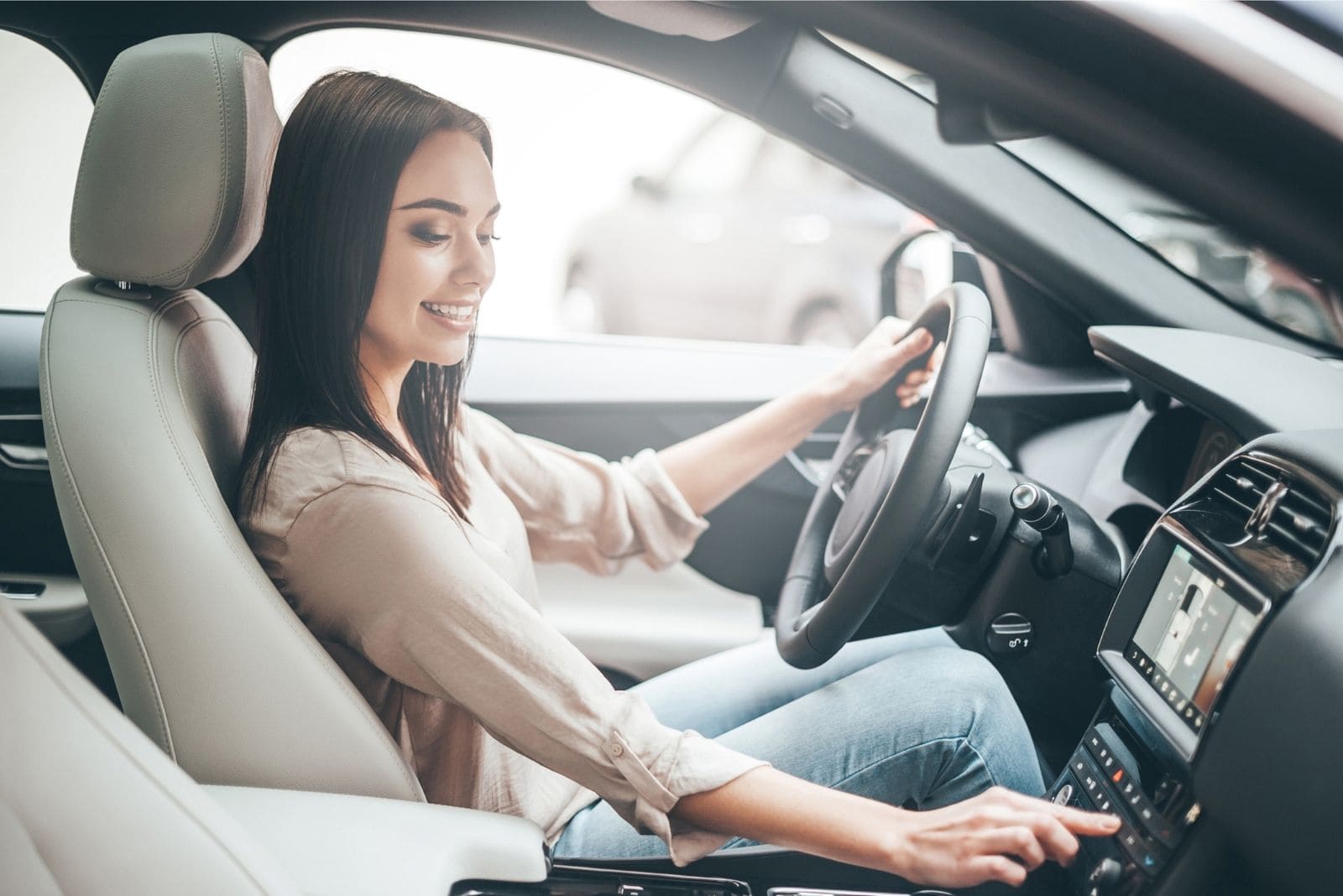 mulher que liga o rádio do carro antes de conduzir