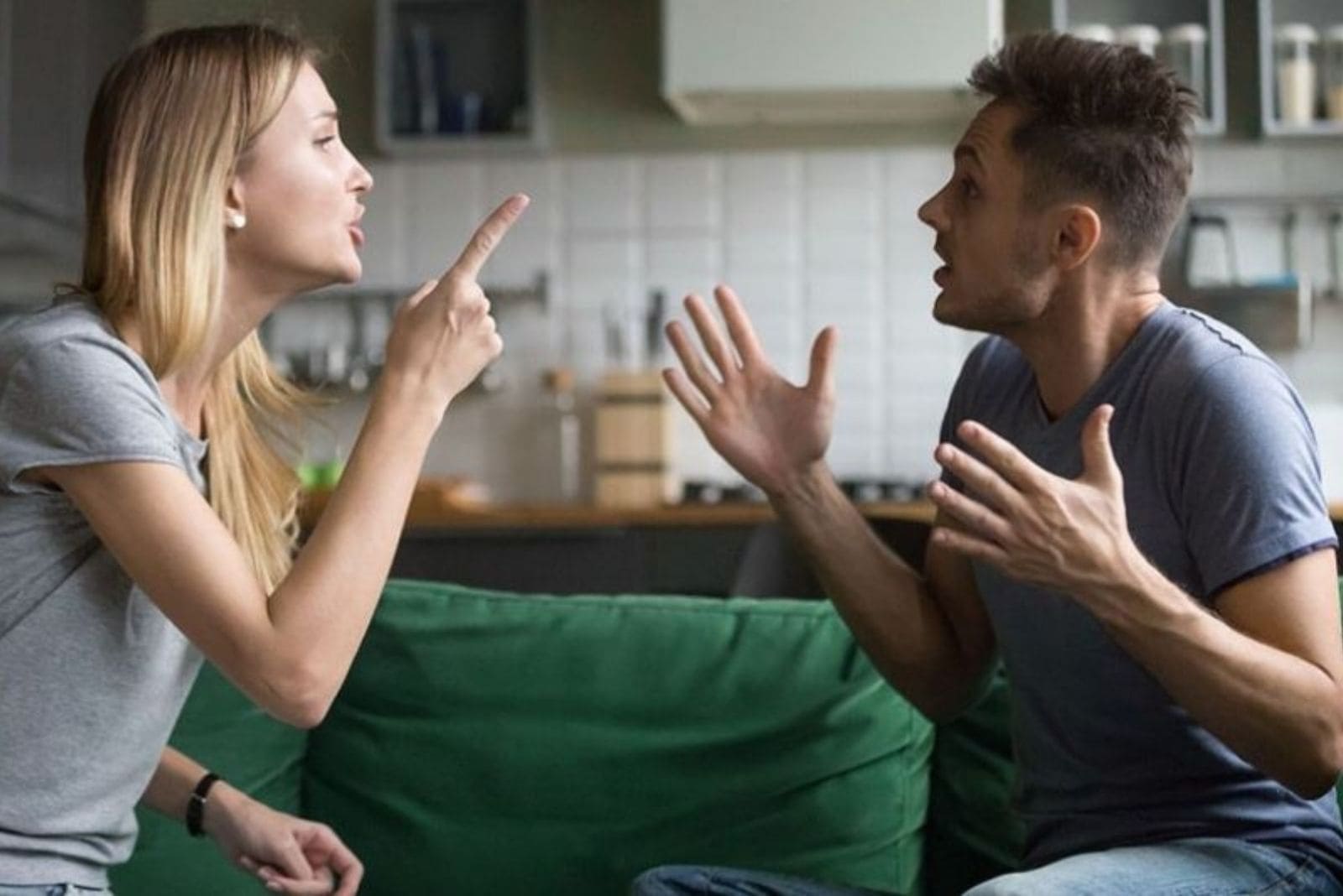 joven pareja discutiendo en el salón gritándose