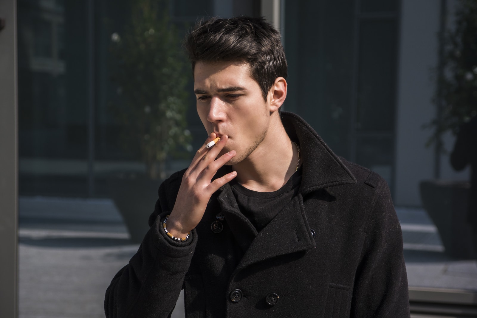 giovane uomo che fuma