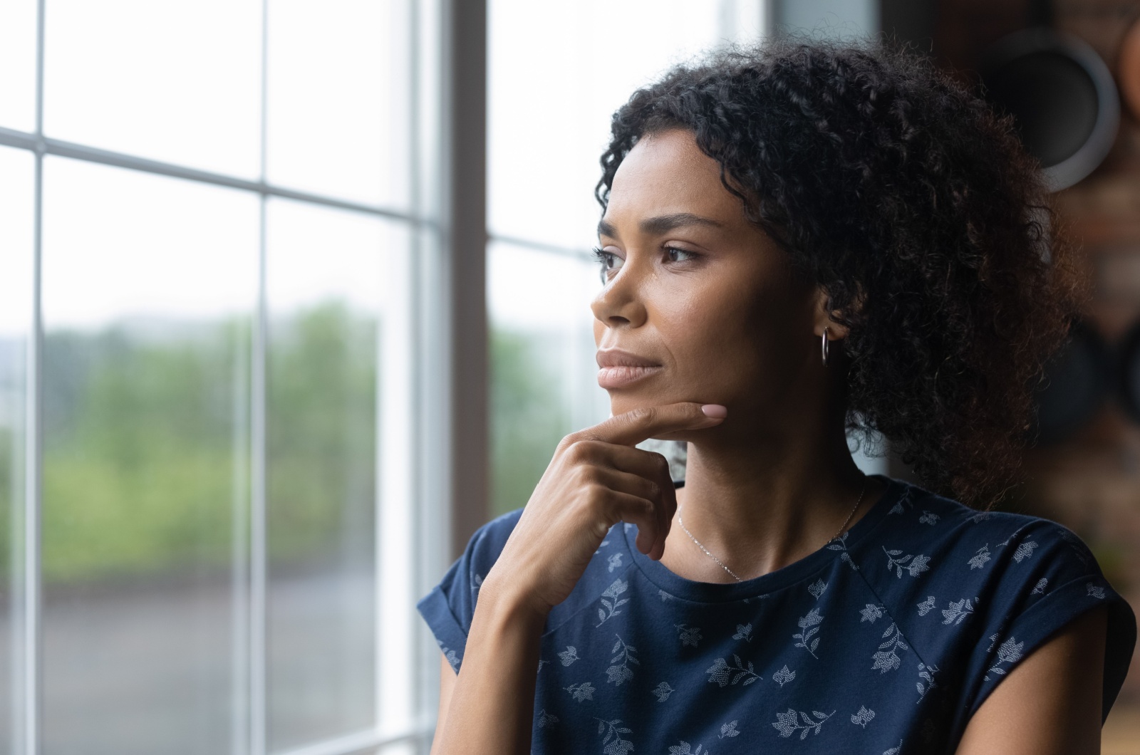 mujer mirando por la ventana